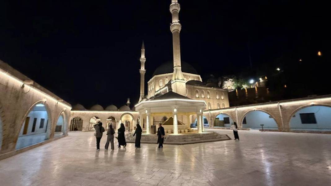 Gündüz sıcağından kaçan kültür meraklıları tarihi alanları gece serinliğinde görme fırsatı yakalıyor 3
